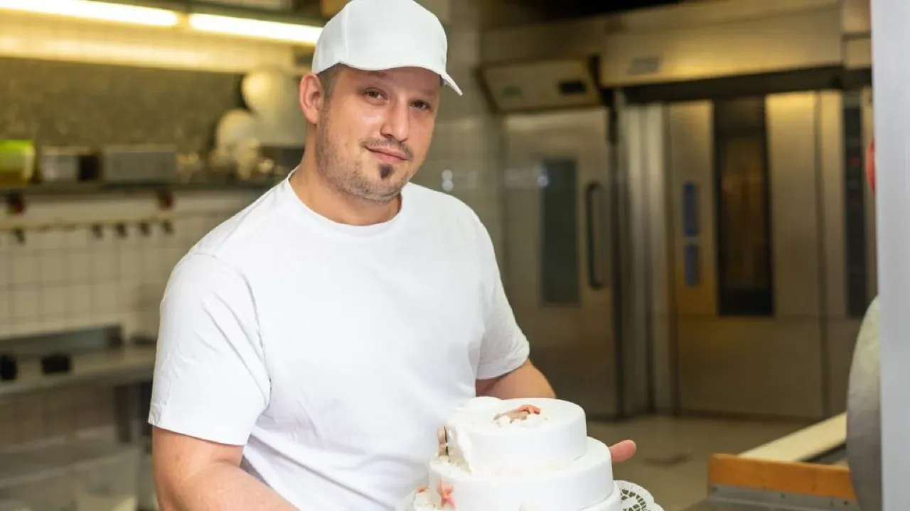 Bäcker präsentiert eine Torte, Businessfotografie fürs Handwerk
