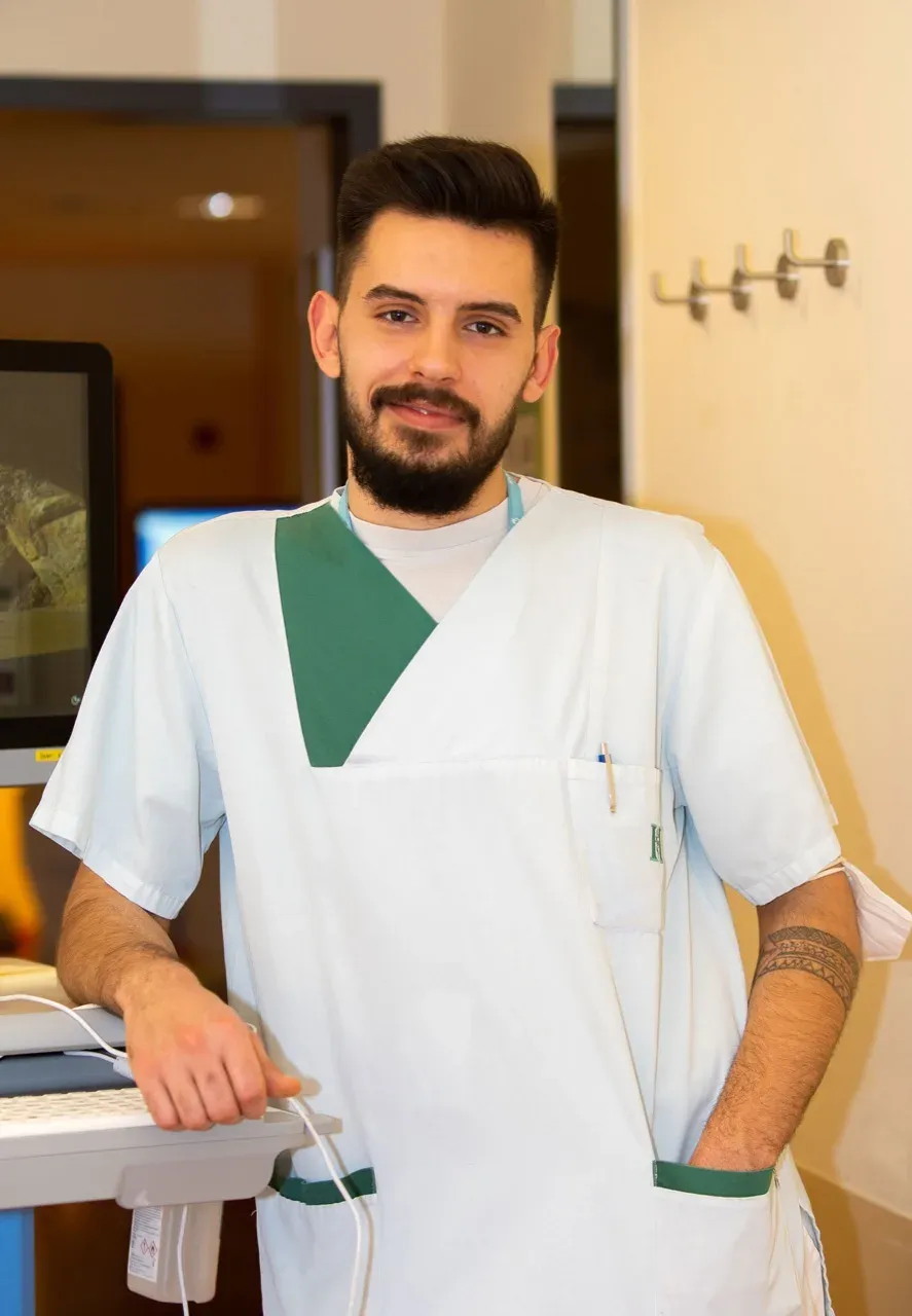 Businessportrait einer Mitarbeiterin im Krankenhaus