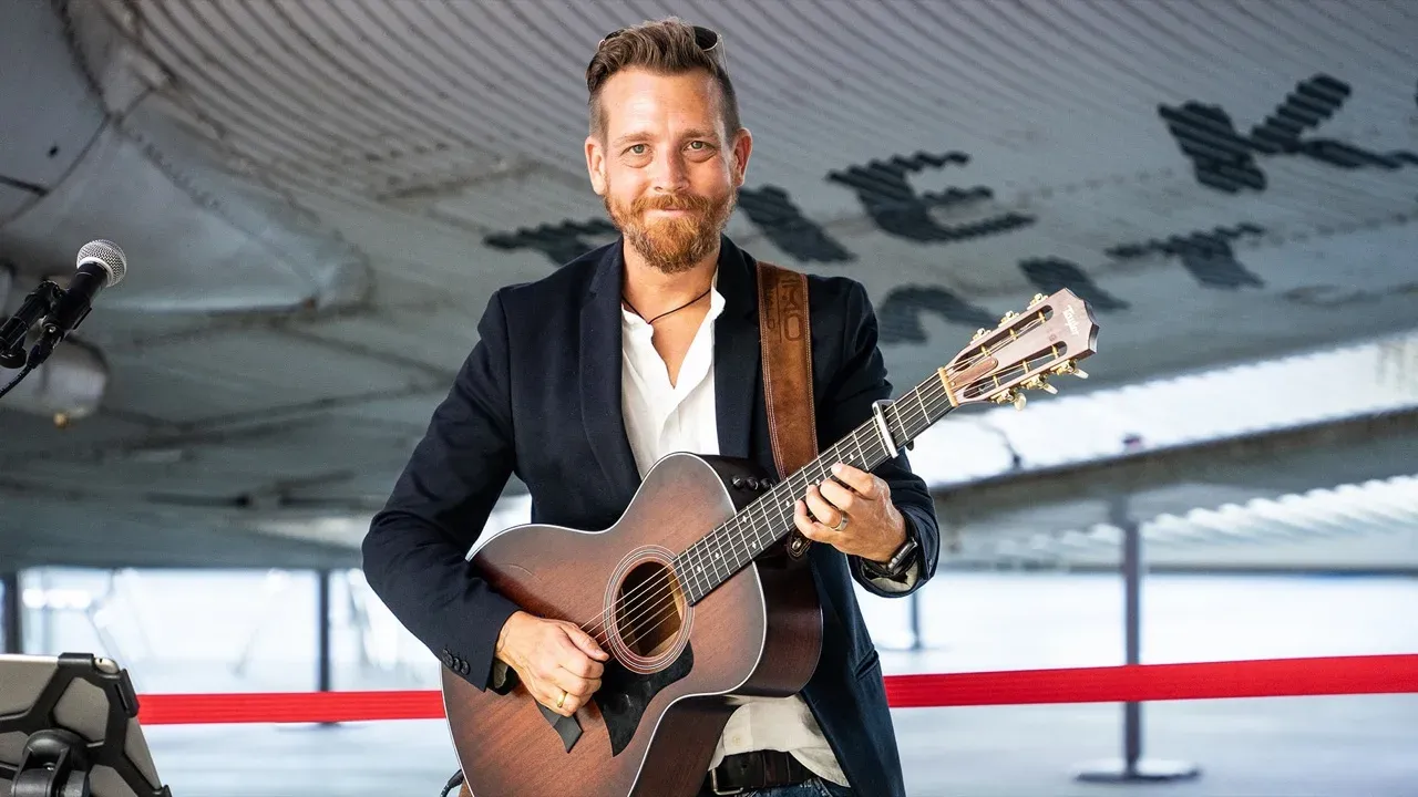 Musiker beim Live-Auftritt auf einer Hochzeit
