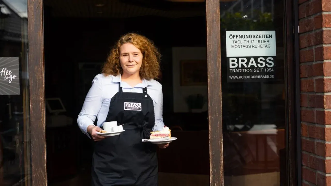 Businessportrait einer Frau in einem Café