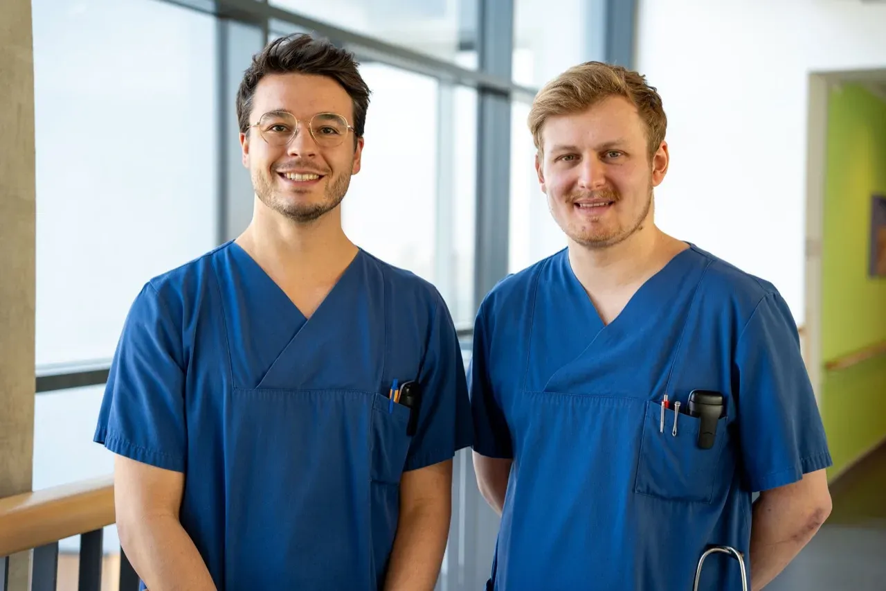 Team-Businessshooting in einem Klinikum